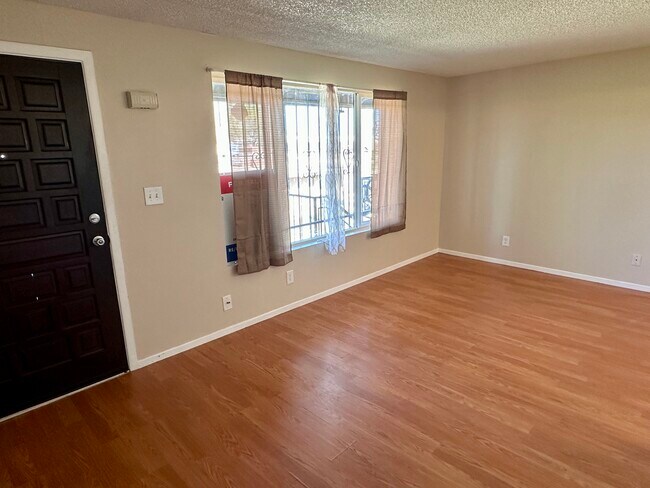 Sala de estar - 2411 W Hazelwood St