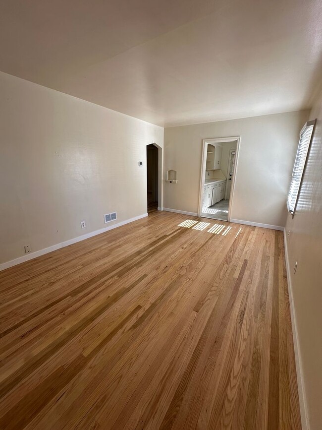 Building Photo - 2 BEDROOM, 1 BATHROOM APARTMENT