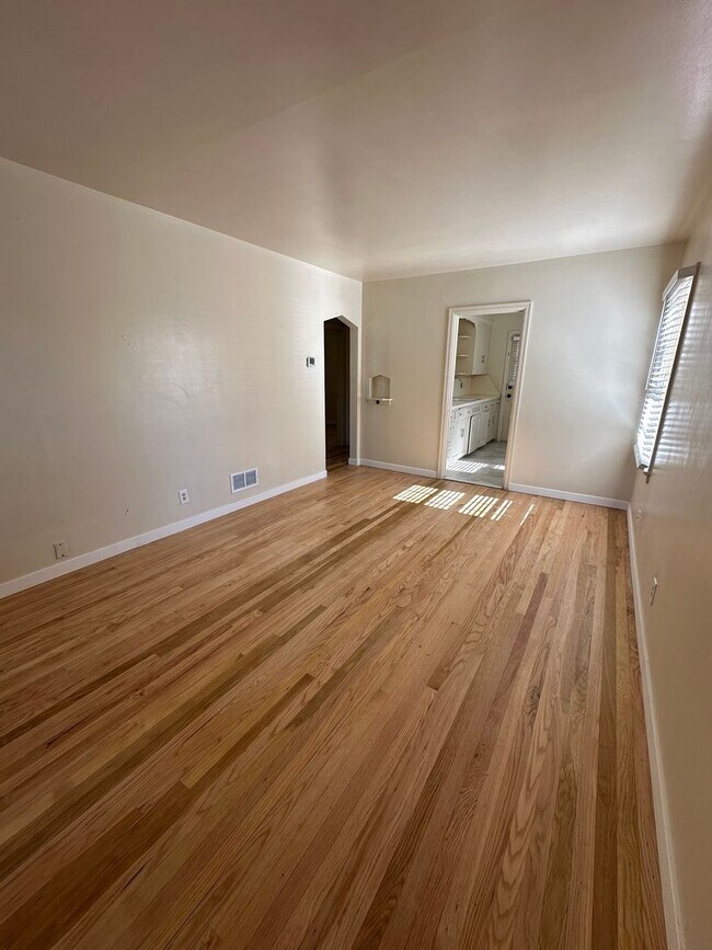 Foto del edificio - 2 BEDROOM, 1 BATHROOM APARTMENT