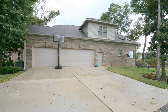 Building Photo - 27 Carriage Hill