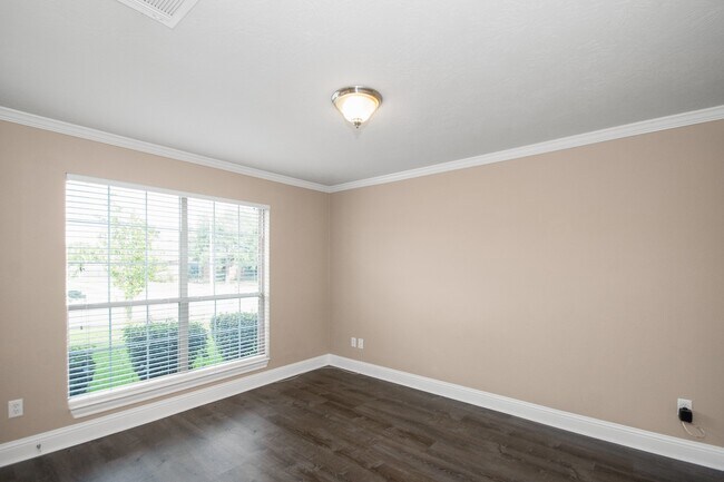 Foto del edificio - 2103 Paintbrush Ave