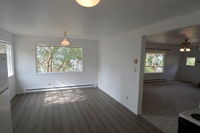 Foto del edificio - 2 bed 1 bath home with great view of Sequi...