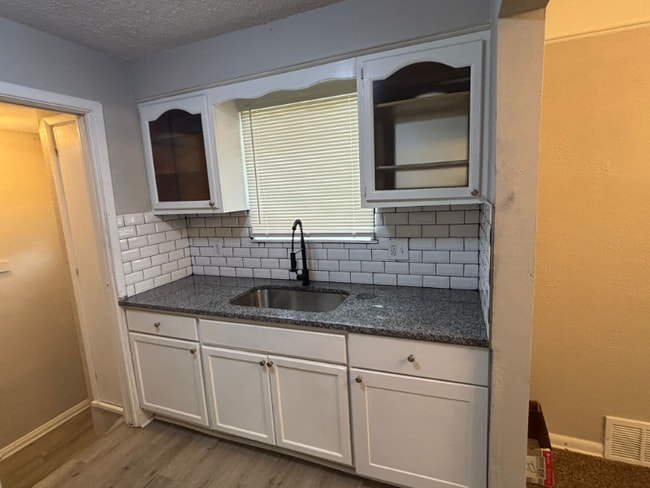 Building Photo - 4672 Hillside Ave