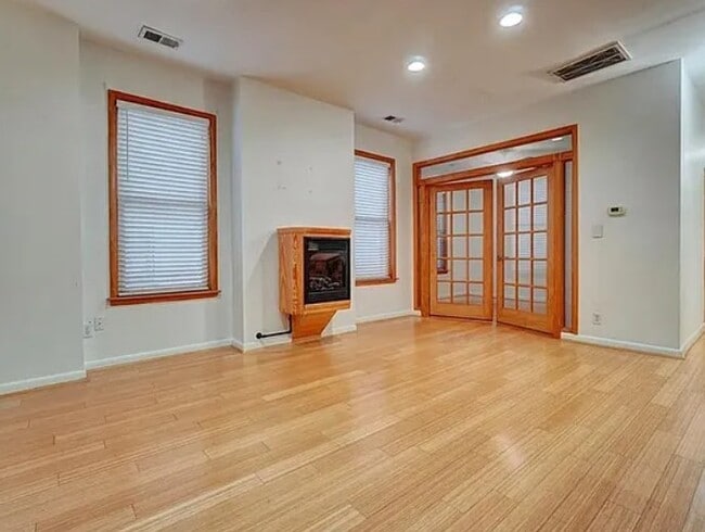 Building Photo - 520 W Olney Rd