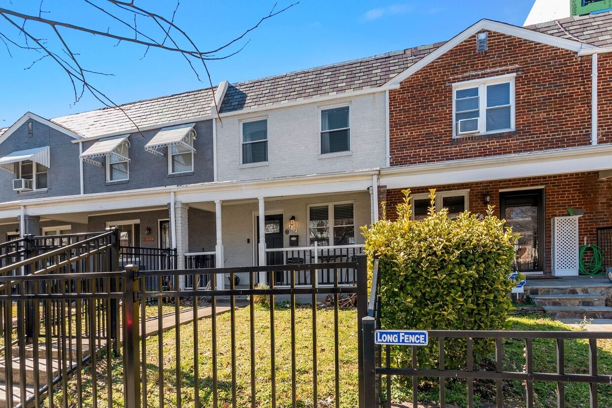 Recently Updated, 2 bed 2 1/2 Bath with Fe... - Recently Updated, 2 bed 2 1/2 Bath with Fe...