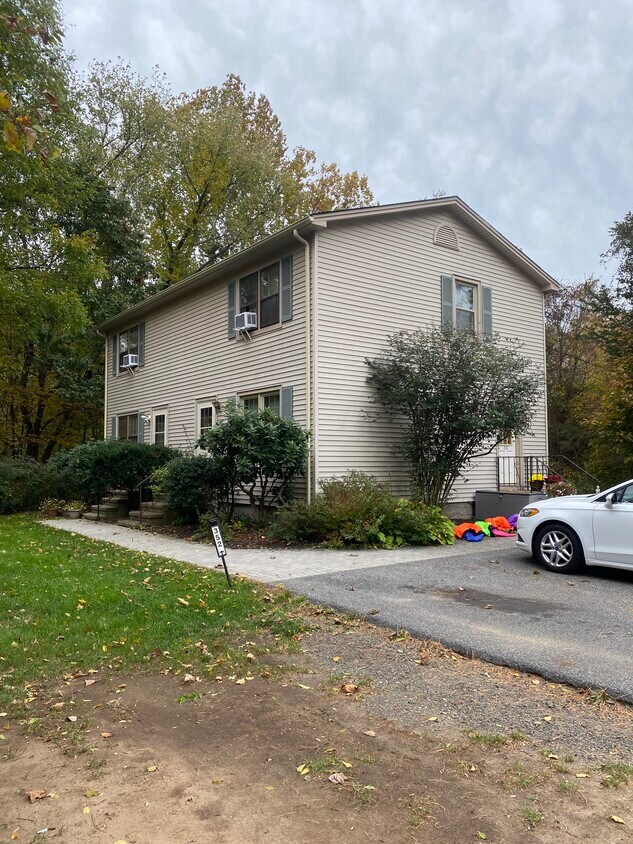 Foto del edificio - 352 Community House Rd