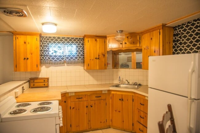 Building Photo - 1 Bed 3/4 Bath basement apartments by CMU ...