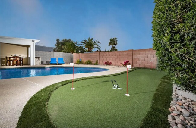 Foto del edificio - Beautiful Bungalow Home with Heated Pool on Golf Course