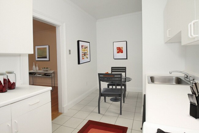 Foto del edificio - Large 3 bedroom unit near the B, C and D l...