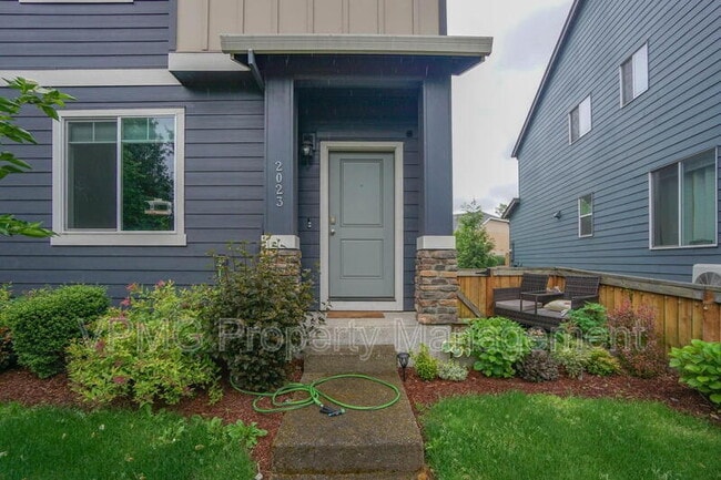 Building Photo - 2023 NE 4 Seasons Ln