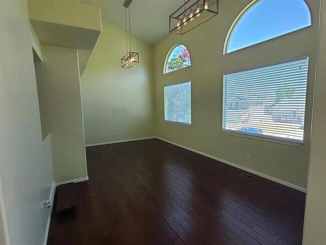 Building Photo - Amazing House