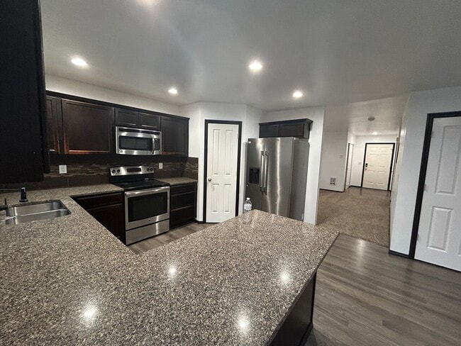 Foto del edificio - Large 4 bedroom 2.5 bath