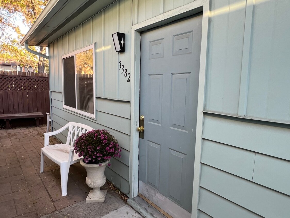 Primary Photo - Spacious Updated 1 bedroom, 1 bath Availab...