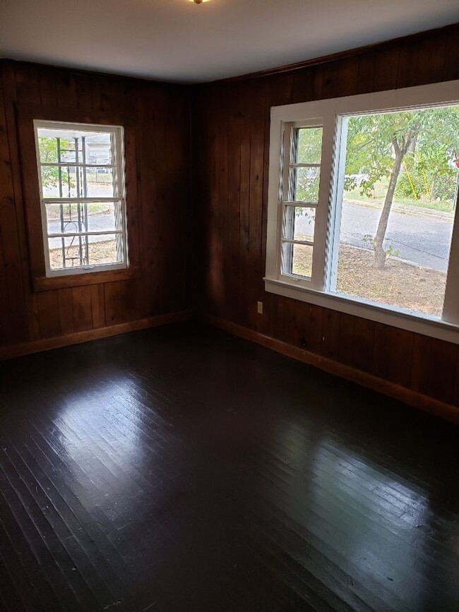 Building Photo - 3 bedroom 1 bath house- pet friendly avail...