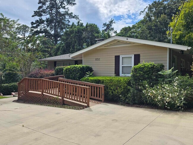 Building Photo - 850 Brookwood Dr