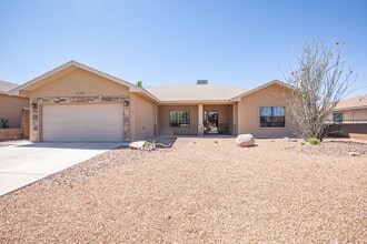 Building Photo - 4 Bedroom 2 bath Beautiful Home