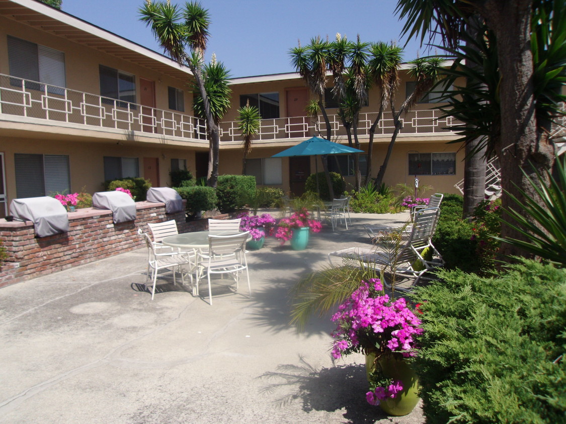 Patio, parrillas - Kimi East Apartments
