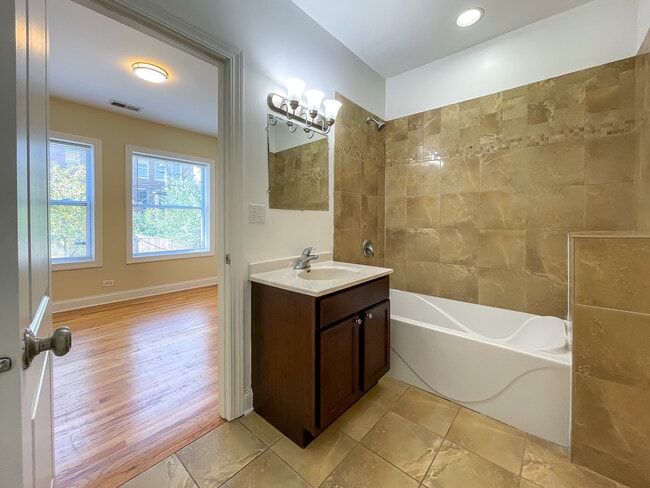 Bath 1 - 6142 S Ellis Ave