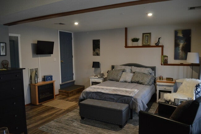 Building Photo - 5307 Rehklau Rd SE