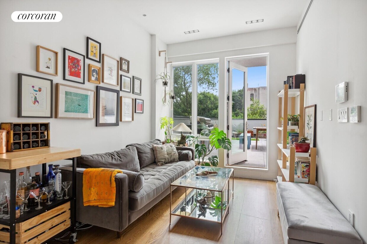 Foto principal - 679 Franklin Ave