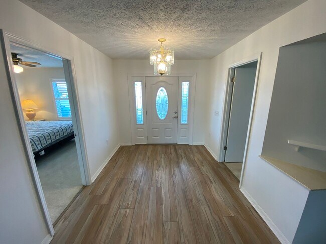 Foto del edificio - Welcome home to this bright, beautifully maintained 2-bedroom, 2-bath Stonecrest home, offered mo...