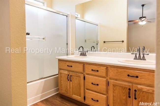 Building Photo - Gorgeous 4 Bedroom 2 Bathroom Modesto Home