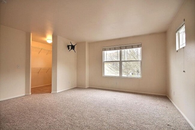 Building Photo - Home in Top-Rated Lake Washington School District