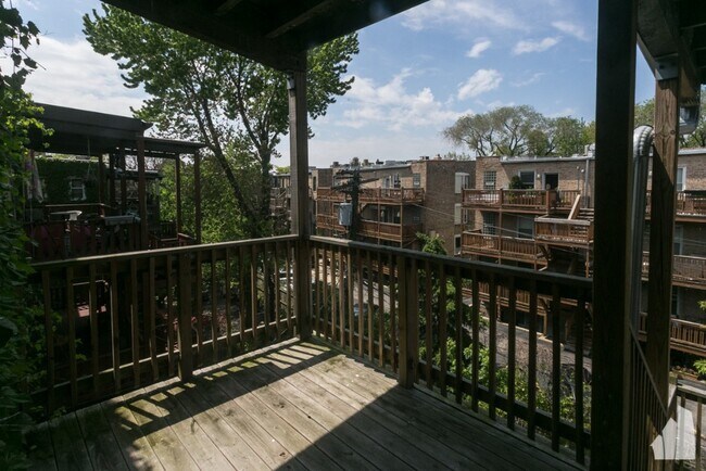 Building Photo - 920 W Belle Plaine Ave