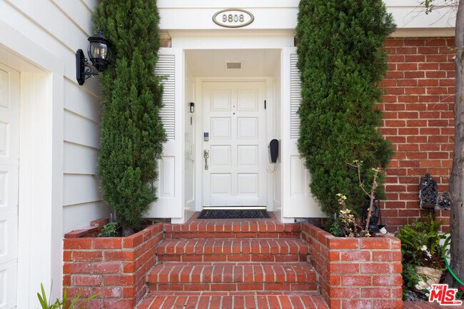 Foto del edificio - 9808 Hillgreen Pl