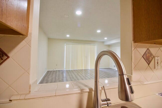 Building Photo - 43 Tulip Ln