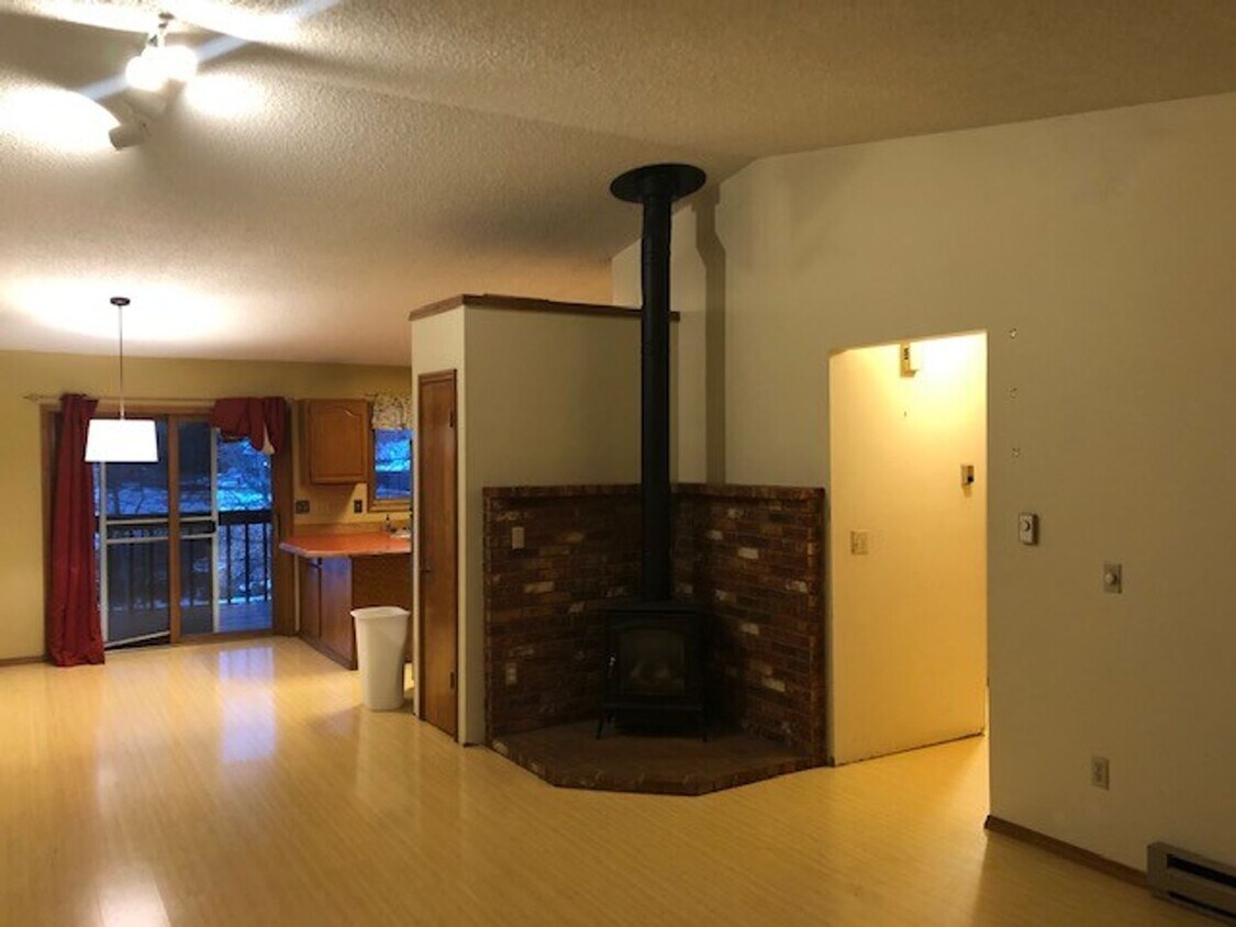 Foto principal - 2 Bedroom Apartment Near MSU! Small Dogs W...