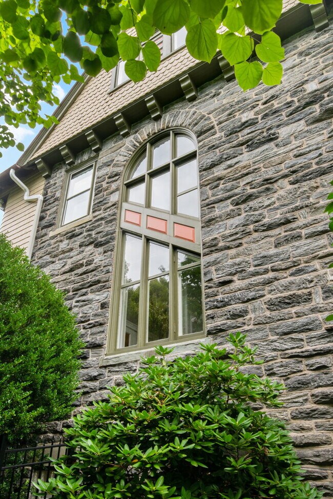Foto del edificio - 8040 Saint Martins Ln