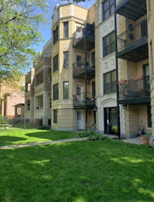 Building Photo - 1549 W Sherwin Ave