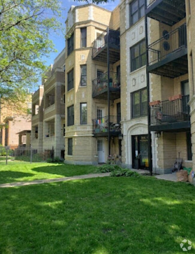 Building Photo - 1549 W Sherwin Ave