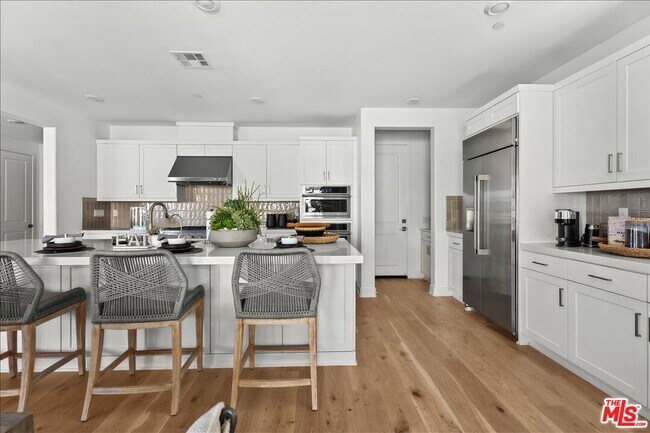 Foto del edificio - 21181 Strathmoor Ln