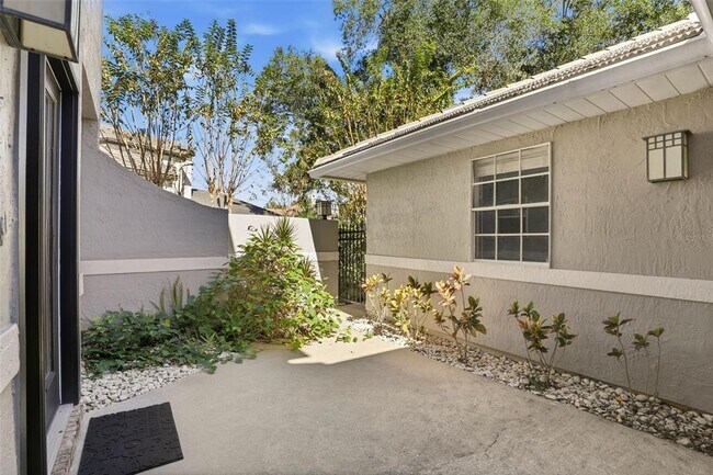 Building Photo - 470 Devon Pl