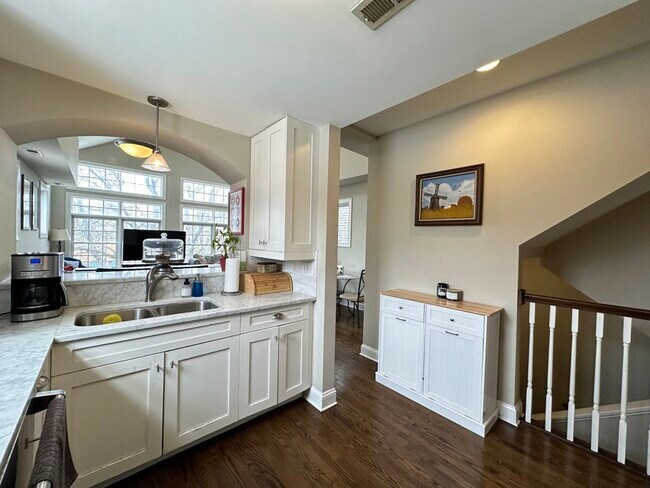 Foto del edificio - 643 W Belmont Ave