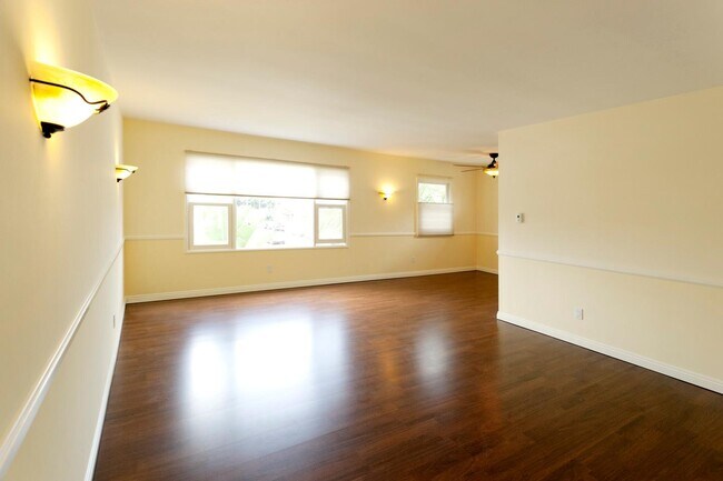 Building Photo - 10420 Tabor St
