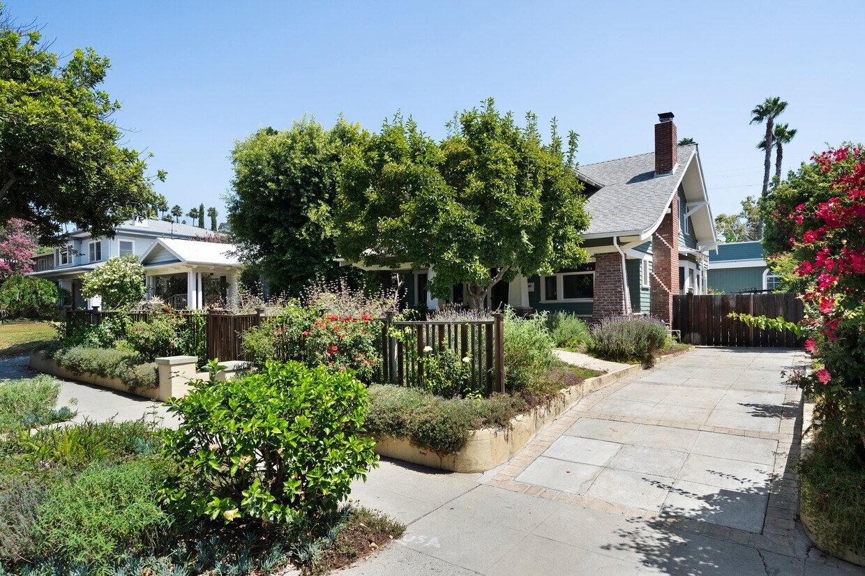 Primary Photo - 1944 Canyon Dr