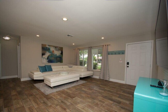 Foto del edificio - Step Into Sunshine: Modern Charm Meets Coa...