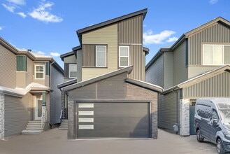 Building Photo - 3522 41 Av