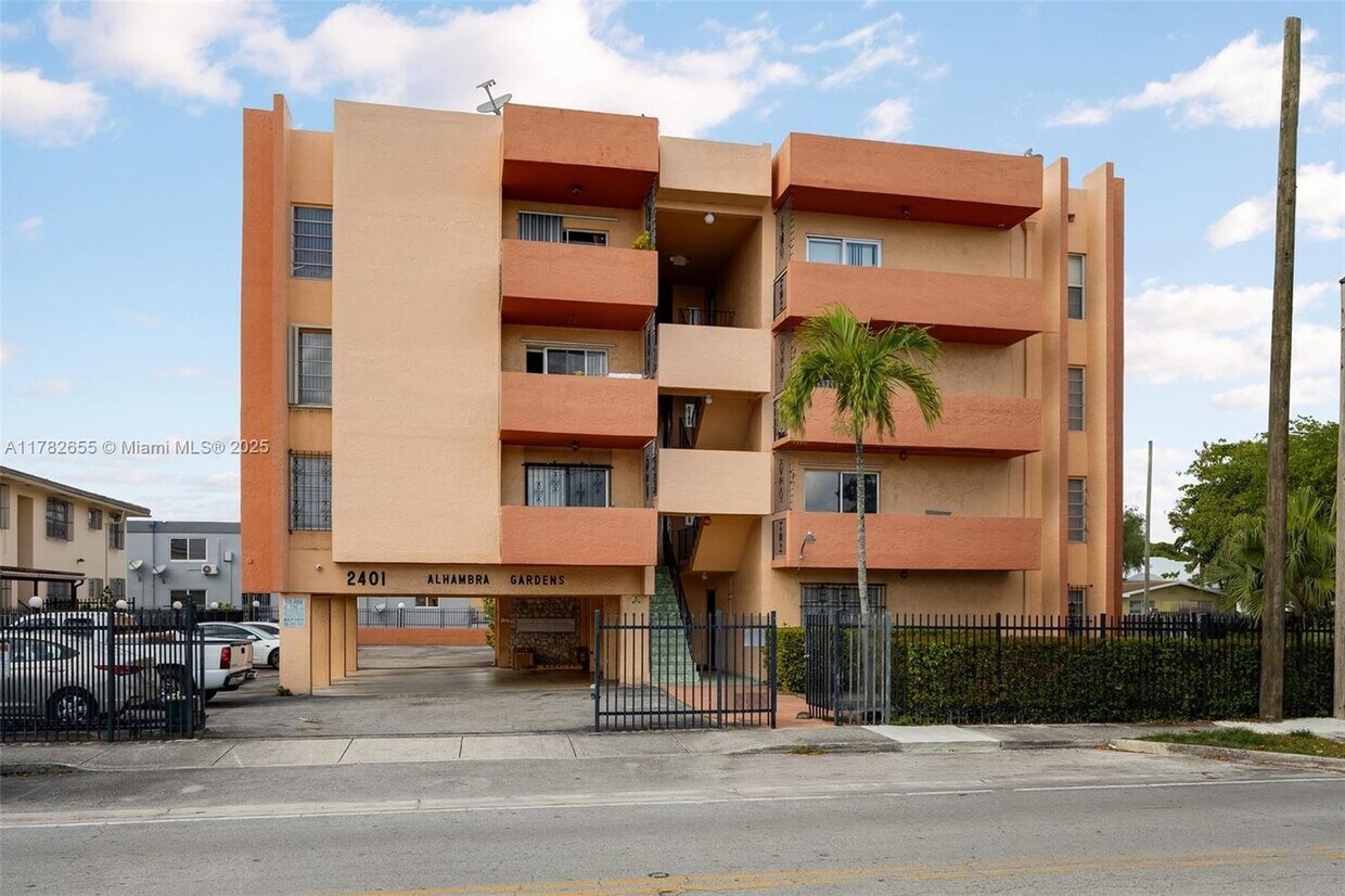 Foto principal - 2401 SW 10th St