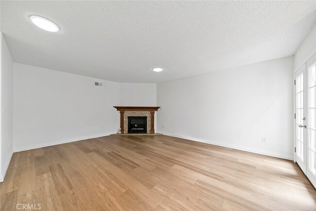 Building Photo - 5166 Dunbar Dr