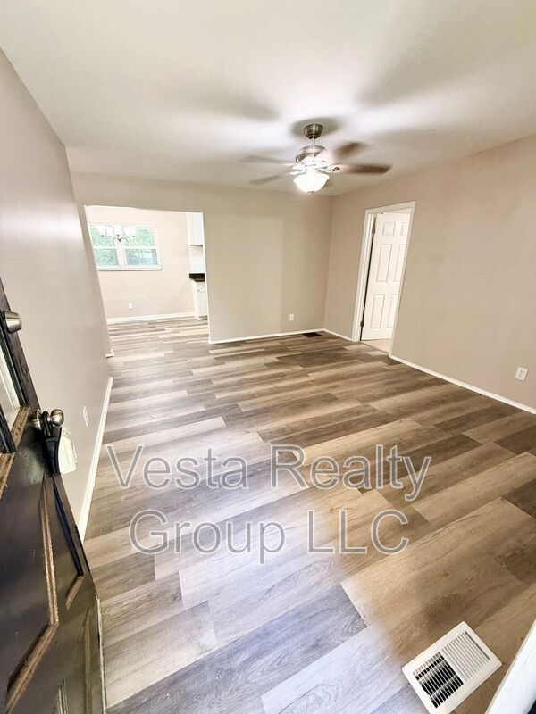 Building Photo - 207 Custer Cir