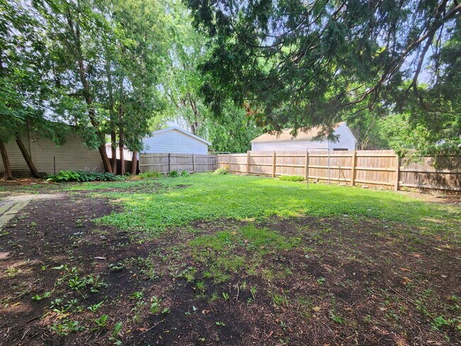 Building Photo - Charming 3 Bedroom Character home.