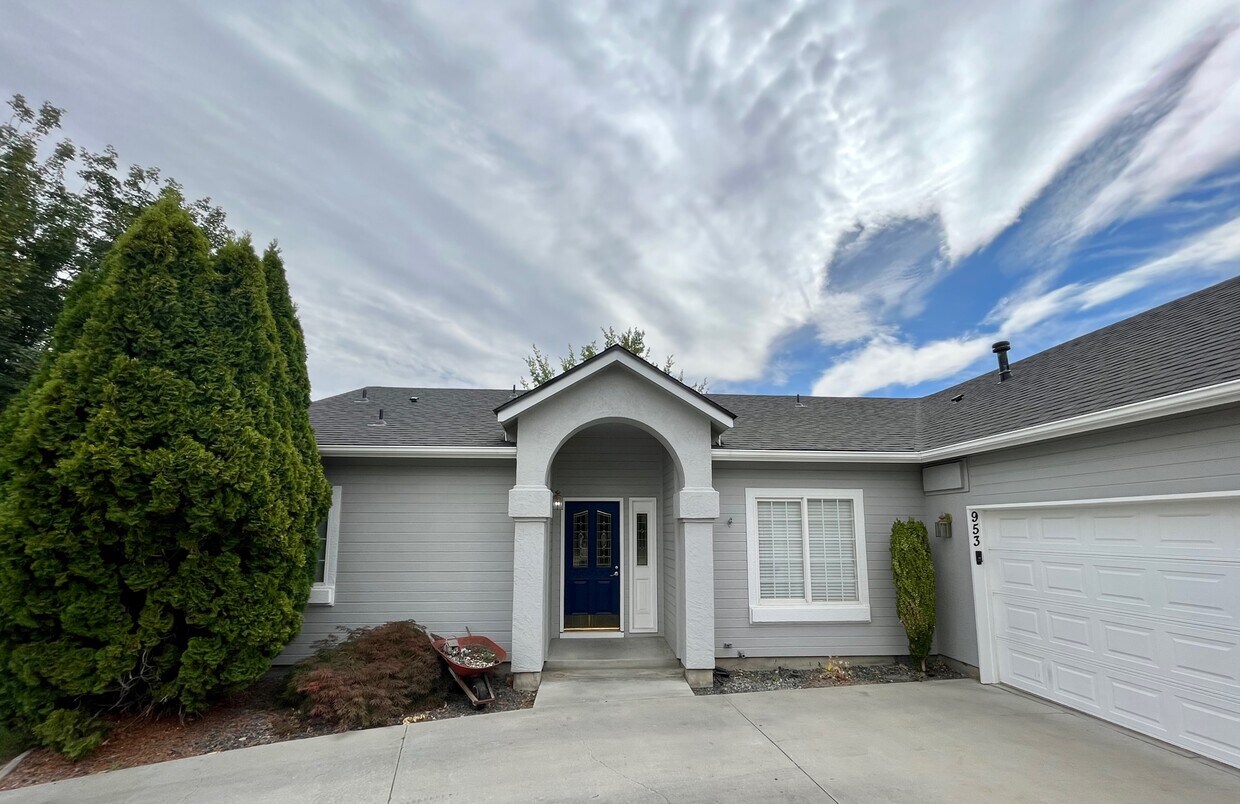 Foto principal - 953 E Blue Heron St