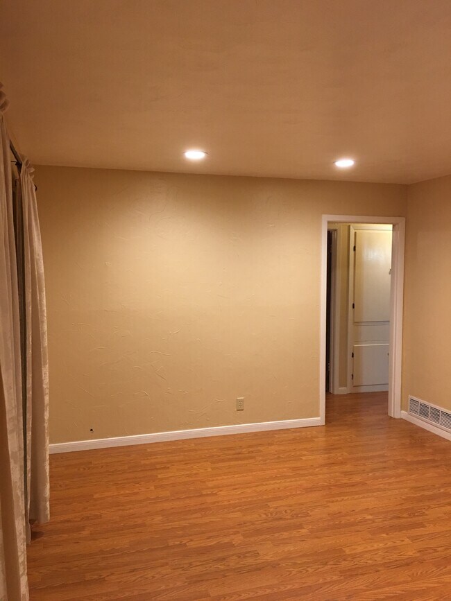 Foto del edificio - 237 N Murphy Rd