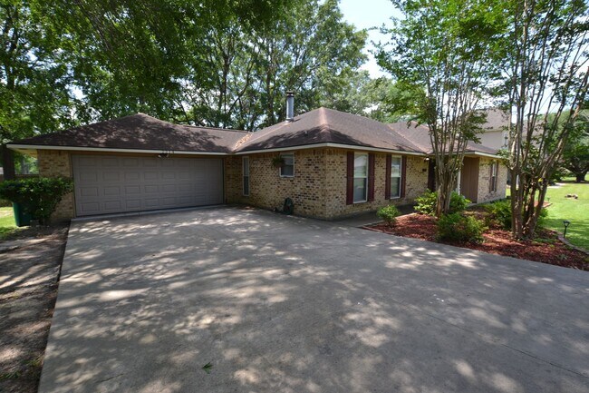 Foto del edificio - Zachary School District! 3 bedroom, 2 bath home in coveted Marita Terrace Subdivision