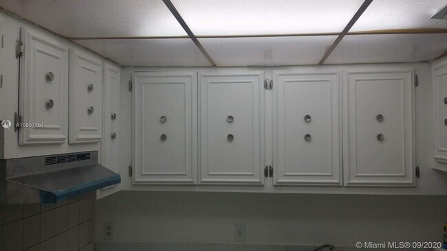 Building Photo - 4848 NW 24th Ct