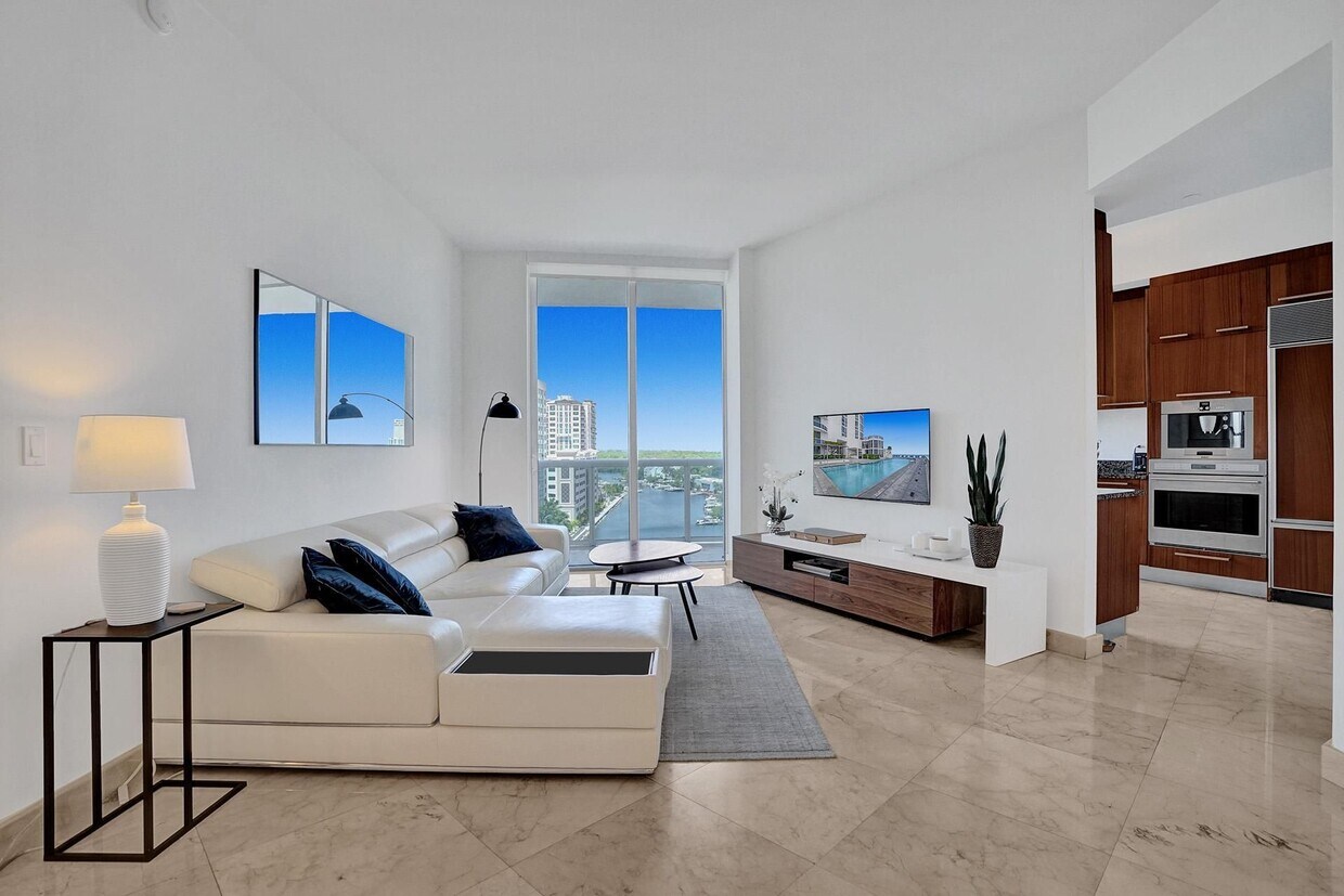 Primary Photo - 16001 Collins Ave